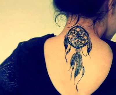  Tatouage attrape rêve sur la nuque et le haut du dos